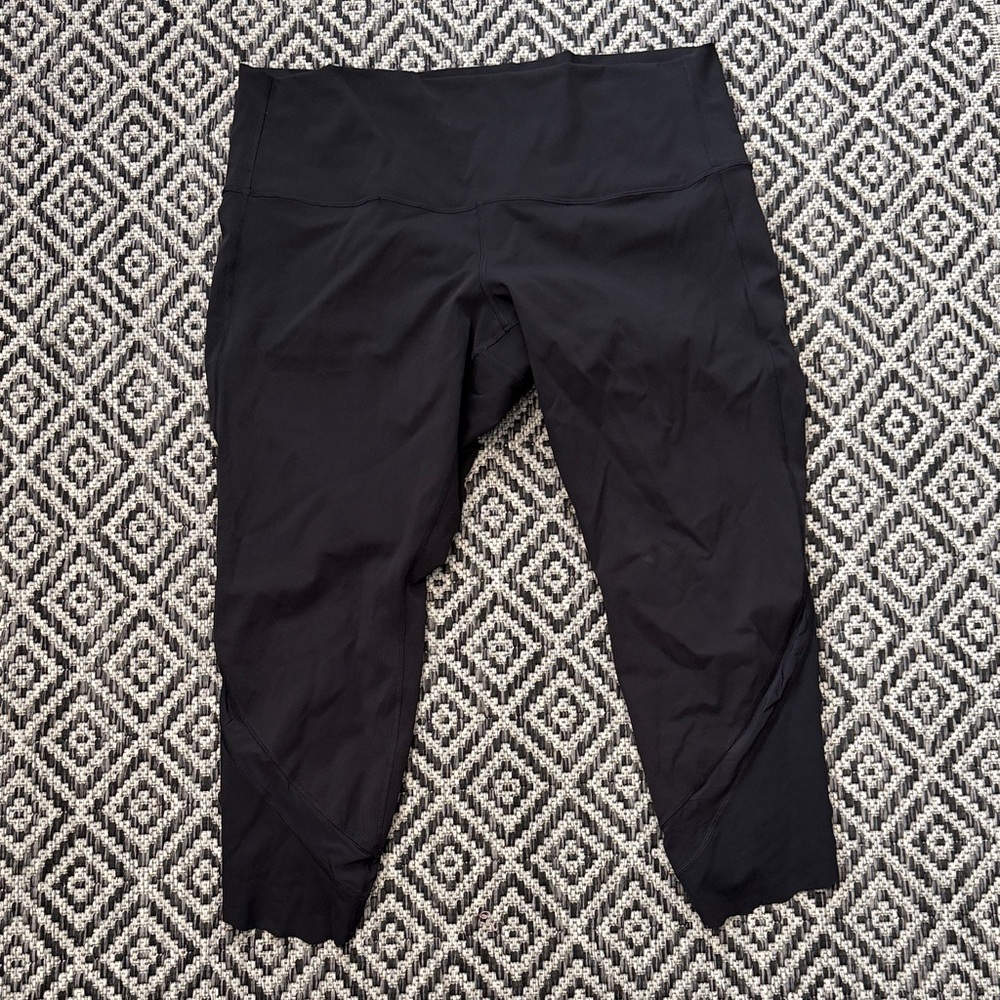 Lululemon Black Capri Workout Leggings with Seam Detail 🏋🏻‍♀️